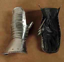 Gauntlet-Mitten.jpg (115587 bytes)